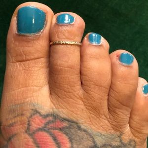 10k yellow gold toe ring 😍😜
